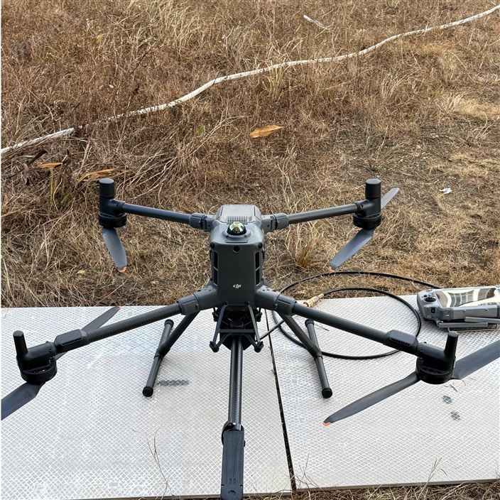 大疆M400無人機搭載清洗外墻玻璃系統