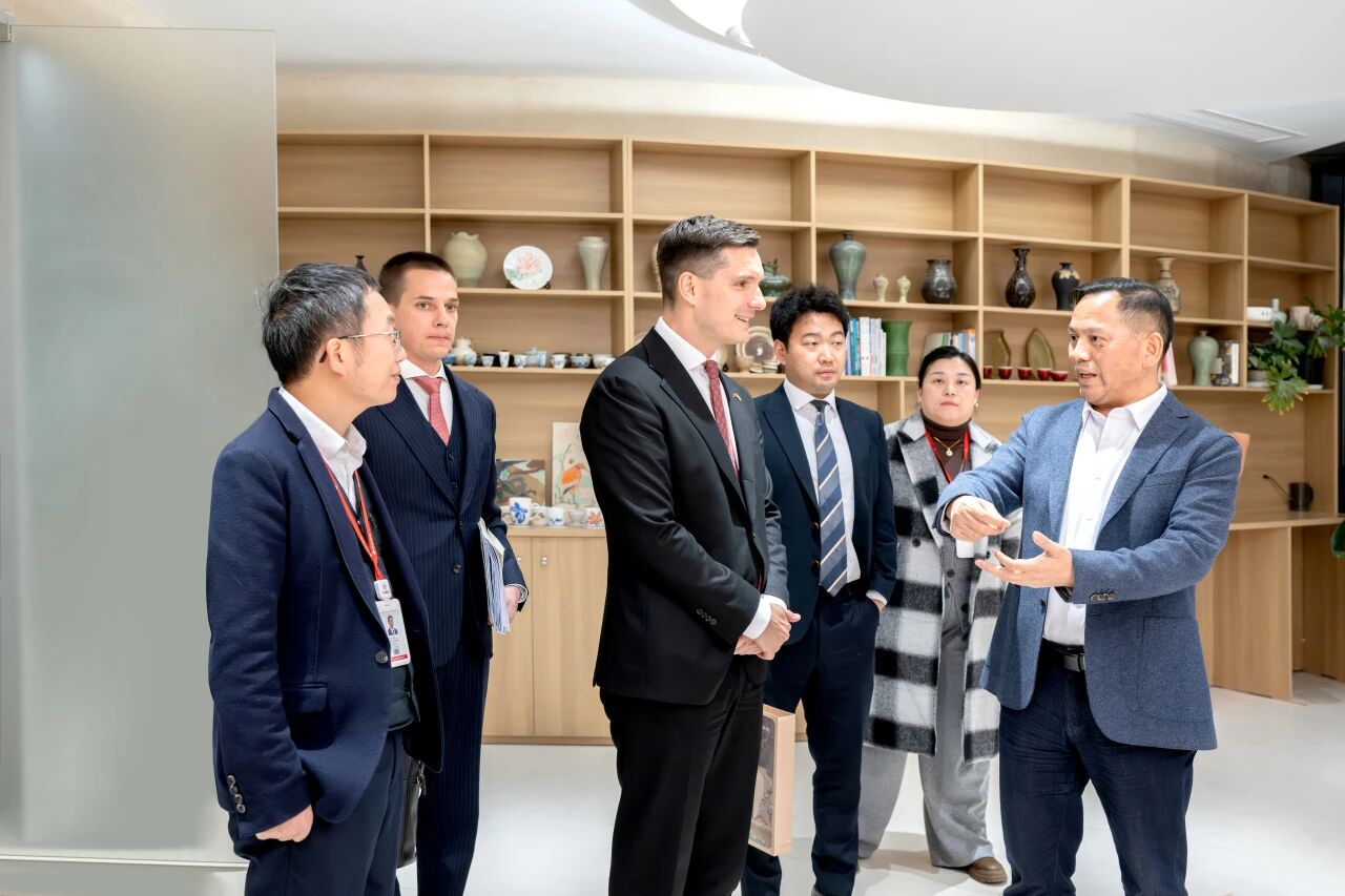 匈牙利驻华大使白思谛先生一行参访四方光电